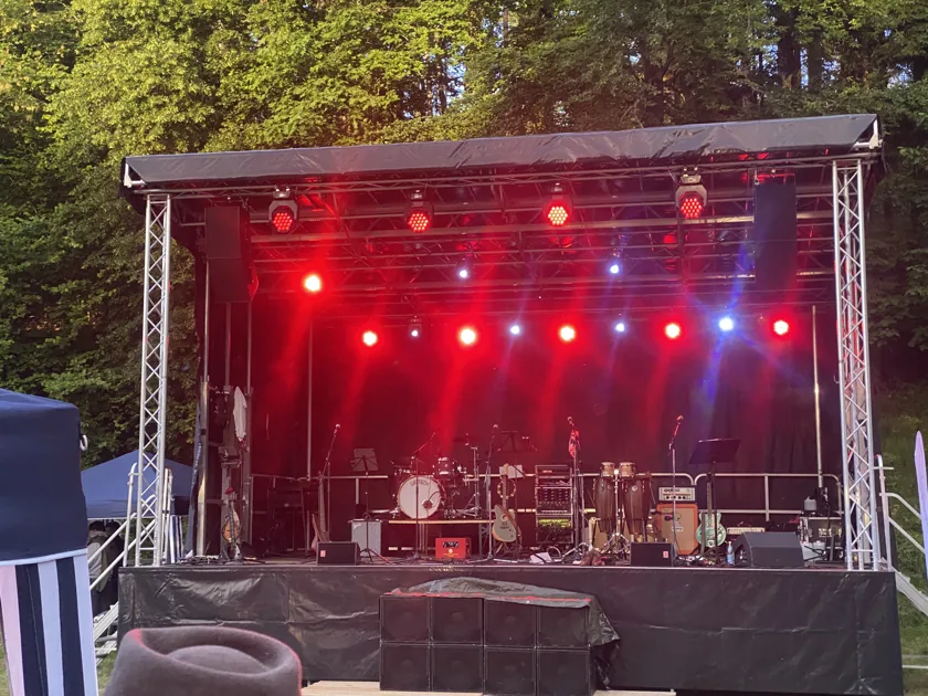 Aufgebaute Open-Air-Bühne mit Ton- und Lichttechnik